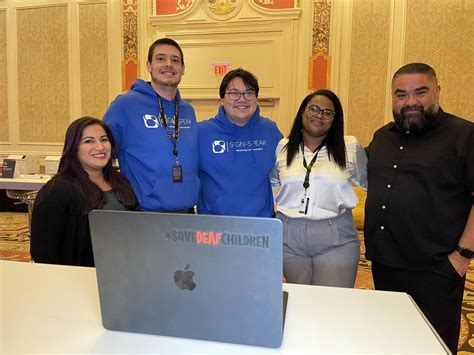 Emprendedora latina revoluciona la comunicación para personas sordas