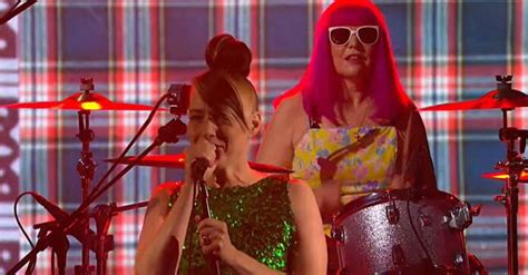 Após anos Bikini Kill faz sua primeira apresentação na TV