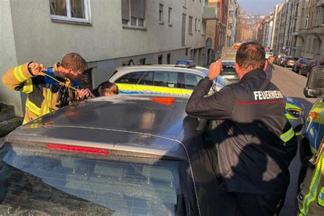 Zitternder Hund Sitzt In Kaltem Auto Fest Feuerwehr Stuttgart Eilt Zur