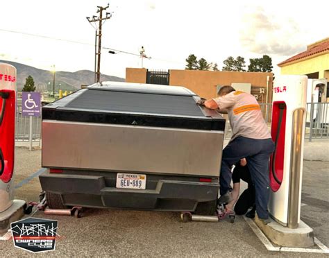 Tesla Cybetruck in panne perchè non si ricarica alla colonnina