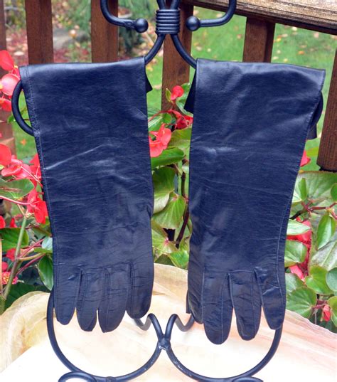 Gloves In Italian