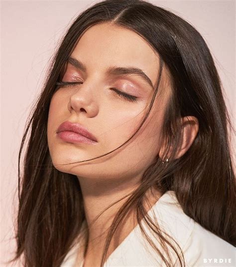 We Re Using These 10 Minimal Makeup Looks As Our Summer Beauty Inspo