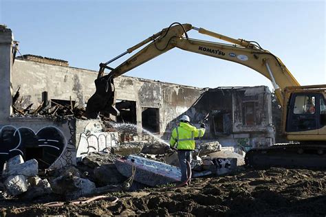 Fleishhacker bathhouse facing demolition