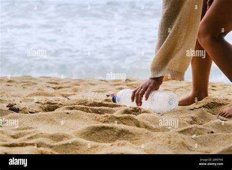 Femme Nettoyant Le Plastique Sur La Plage Les Gens Nettoient