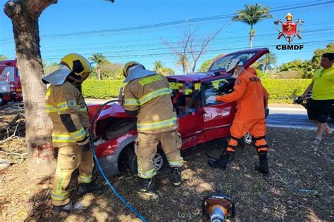 Homem fica preso às ferragens de carro após bater em árvore no Lago Sul