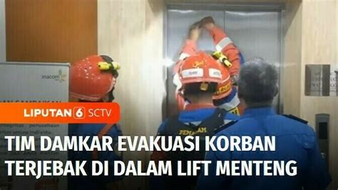 Tim Damkar Evakuasi Korban Terjebak Di Dalam Lift Menteng Jakpus