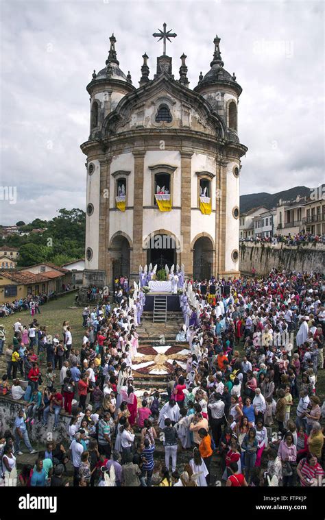 Pessoas Assistindo Missa Da Pascoa Em Frente A Igreja De Nossa Senhora