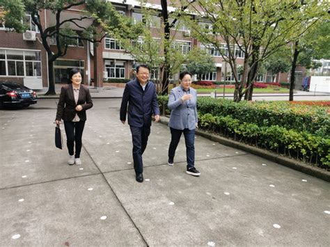 区教育工作党委副书记、教育局局长何劲松调研于漪教育教学思想研究中心并探望慰问“人民教育家”于漪老师上海杨浦