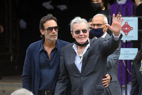 Photo Alain Delon Et Son Fils Anthony Obsèques De Jean Paul Belmondo En L église Saint