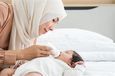 Feliz Madre Musulmana Asi Tica Joven Usa Hijab Sosteniendo Una Botella