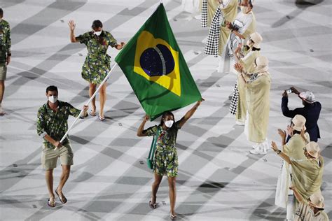 Brasil Desfila Com Delegação Curta Na Cerimônia De Abertura Das