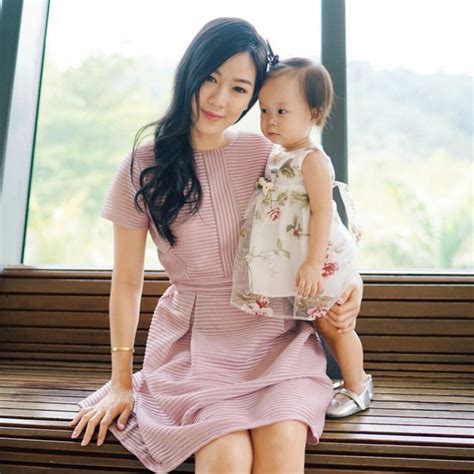 Hot mom con nổi tiếng nhất nhì châu Á Xinh đẹp chồng chiều con siêu đáng yêu