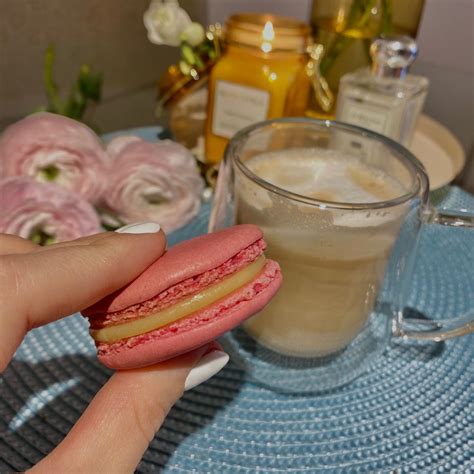 Вкусный завтрак при свечах с цветами | Завтрак, Кофе с молоком, Кофе
