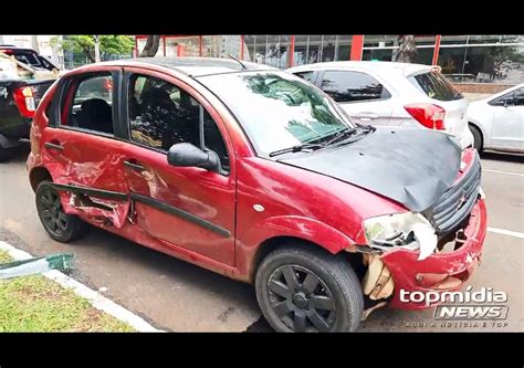 Motorista Fura Sinal Bate Em Dois Carros Na Avenida Afonso Pena E Foge