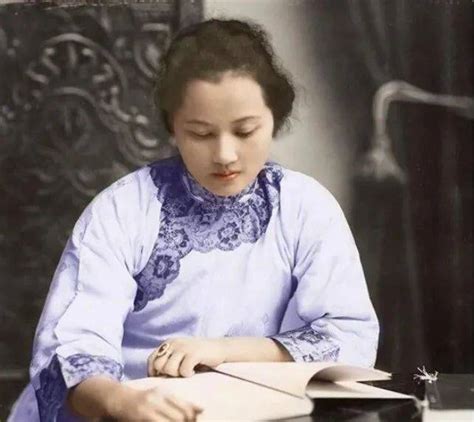 宋庆龄年轻时究竟有多美？黑白照难掩美貌，媲美民国女明星孙先生