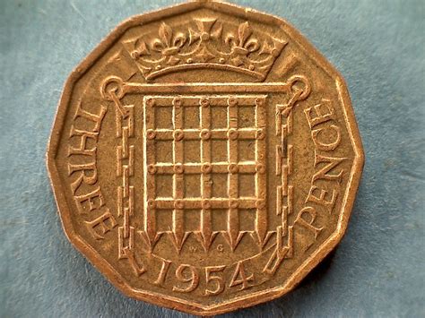 1954 GREAT BRITAIN QUEEN ELIZABETH 11 THREE PENCE NICKEL BRASS For