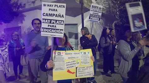 Manifestación de docentes autoconvocados a metros del acto de Llaryora