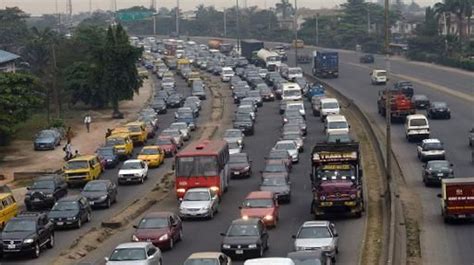 Lagos Heures Par Semaine Coinc Dans L Enfer Des Embouteillages