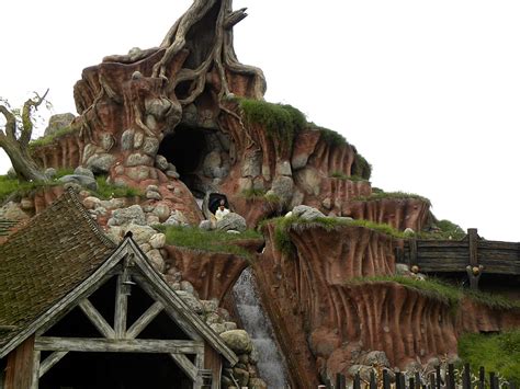 Splash Mountain Log Ride Mountain Disneyland Hd Wallpaper Peakpx