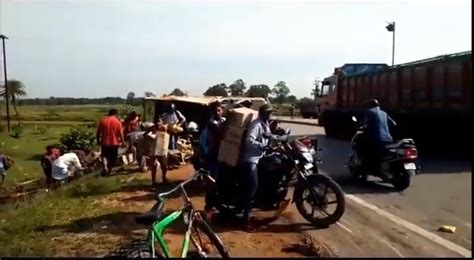 Locals Loot Oil After Tanker Overturns On Mumbai Ahmedabad Highway