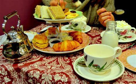 Scones clotted cream mermeladas cruasanes sándwiches pastas de té