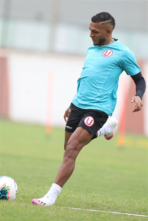 Universitario: Camiseta de entrenamiento causa polémica entre los