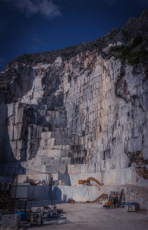 Una Cantera De M Rmol Blanco En Alpes Apuanos Carrara Italy Fotograf A