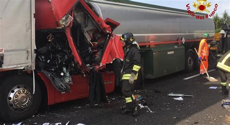 Incidente In A Schianto Fra Tir Cabina Accartocciata Morto Un