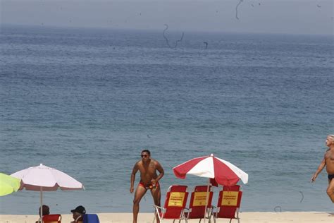 Ap S Proibi O Banhistas S O Flagrados Consumindo Bebidas Em Garrafas