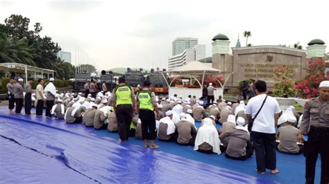 Massa Aksi 299 Dan Polisi Salat Jumat Berjemaah Dibatasi Kawat Berduri