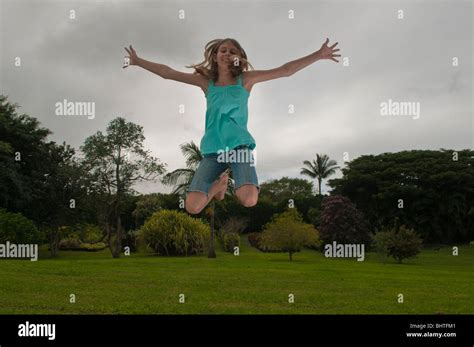 Fille De 11 Ans Nuse Banque De Photographies Et Dimages à Haute