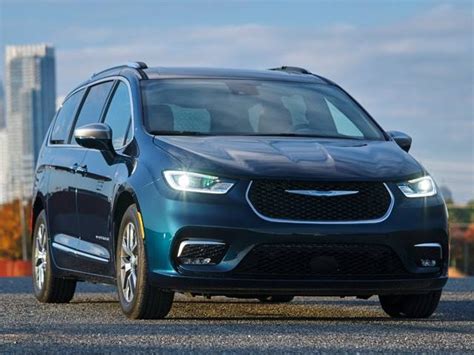 New 2022 Chrysler Pacifica Reviews Pricing And Specs Kelley Blue Book