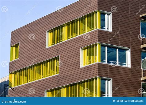 Ventanas De Colores Amarillos En Un Edificio De Arquitectura Moderna