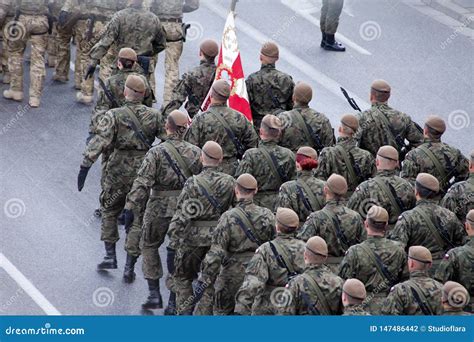 Soldados Polacos Que Marchan En Desfile Del Ej Rcito El De Mayo De