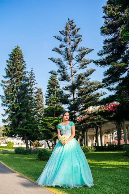 Hermosa Joven Vestida Con Un Traje De Princesa En Medio De Un Parque