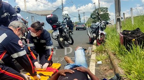 Motociclista fica ferido após perder controle e colidir contra poste em