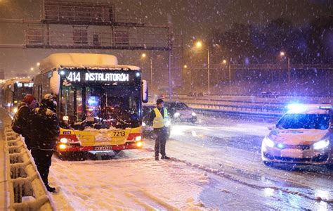 Burza śnieżna nad Warszawą Trudna sytuacja na drogach