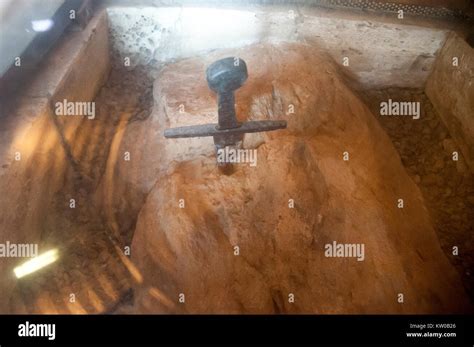 La Espada De San Galgano En Eremo Di Montesiepi Capilla De Montesiepi