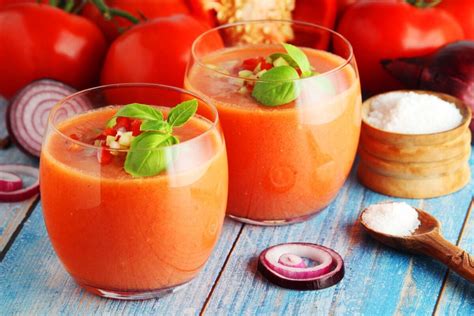 Gazpacho mit Tomaten Gurken und Paprika Kalte Gemüsesuppe