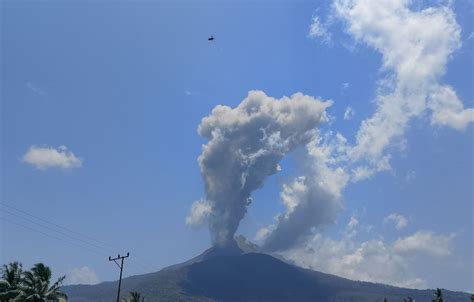 Gunung Lewotobi Laki Laki Meletus Muntahkan Abu Vulkanik Setinggi 1