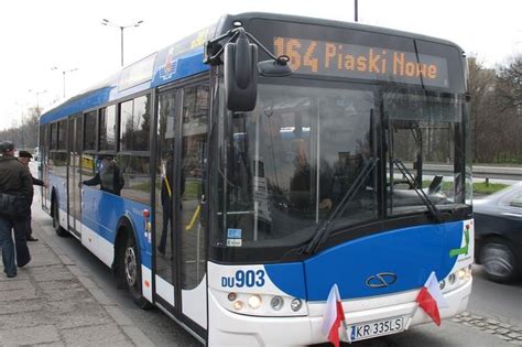 Kraków Trzy osoby ranne po gwałtownym hamowaniu autobusu Kierowca