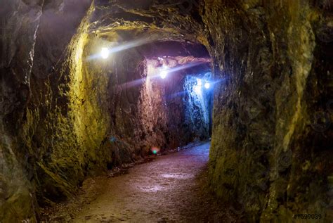 Túnel de minas subterráneas con luces de la foto de stock Crushpixel