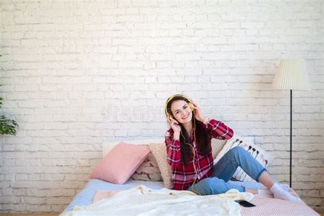 Een Mooi Jong Brunette In Een Licht Overhemd Lacht Terwijl Het Liggen In Bed In Haar Moderne