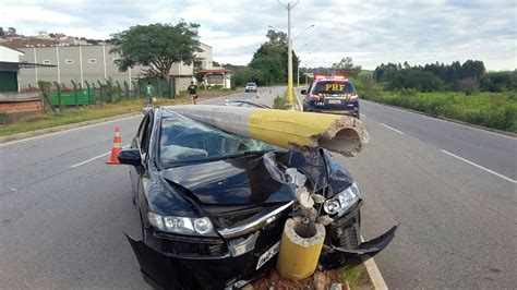 Motorista Bate Carro Em Poste Ap S Perder Controle Da Dire O Na Br