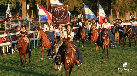 Con el tradicional desfile de caballería gaucha inició una nueva