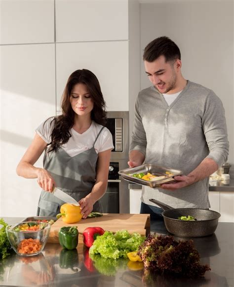 Feliz Pareja De Familia Cocinando En La Cocina Foto Premium