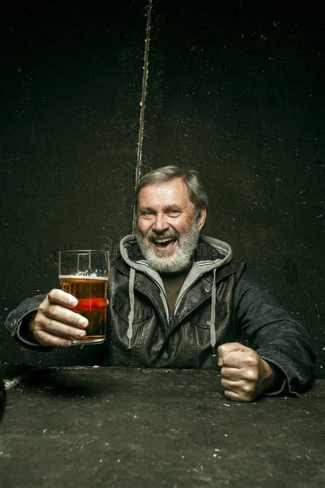 Cerveja Bebendo De Sorriso Do Homem Farpado No Bar Imagem De Stock