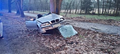 Wypadek osobowego BMW w Turawie Marszałkach Złożyło się wokół drzewa