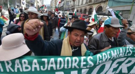 Gremiales Llegan En Marcha A La Ciudad De La Paz Y No Son Recibidos Por