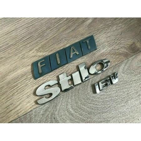 Monogrammes insignes logos badges emblèmes sigles FIAT STILO 16V